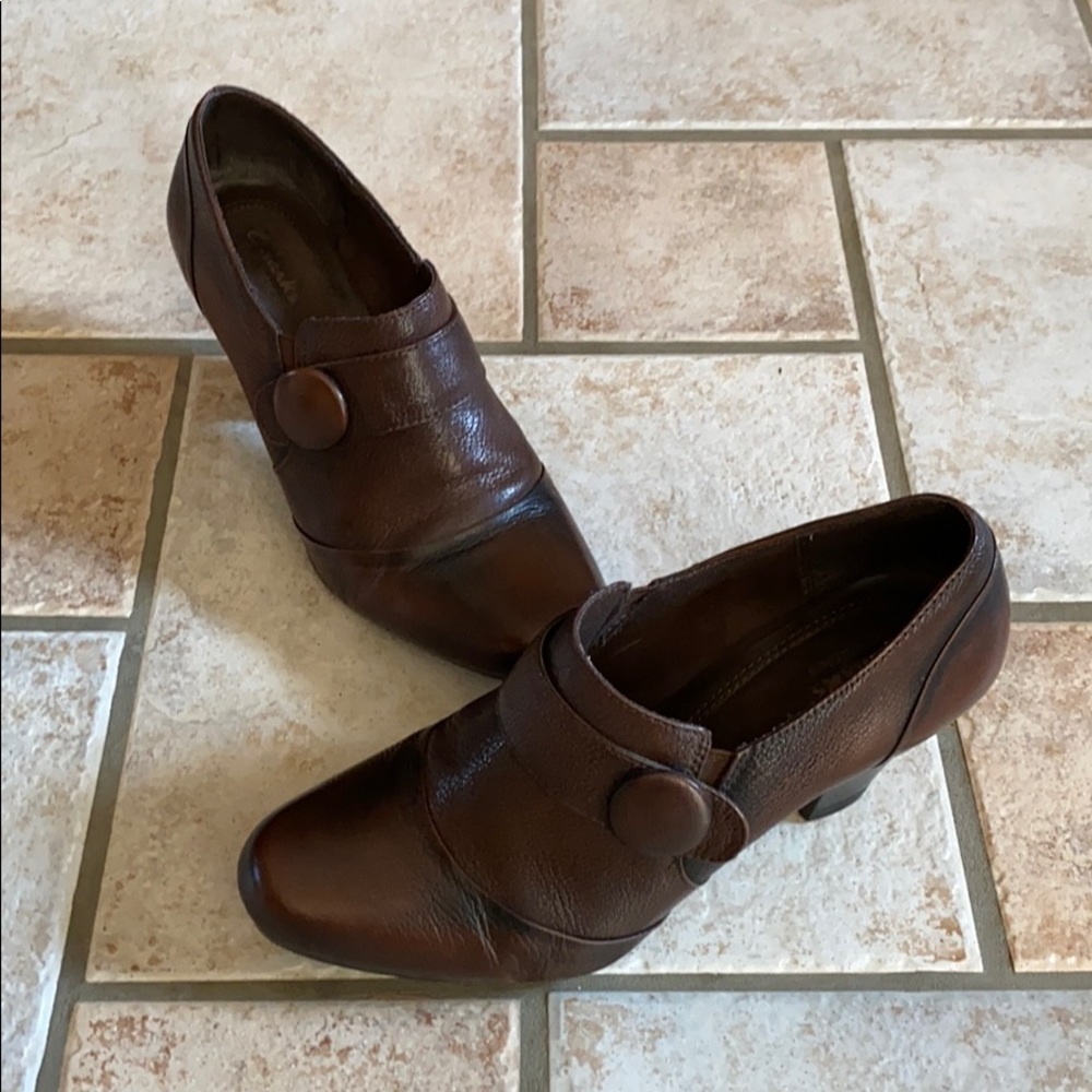 Clark bendable shoes heels have some scuff marks